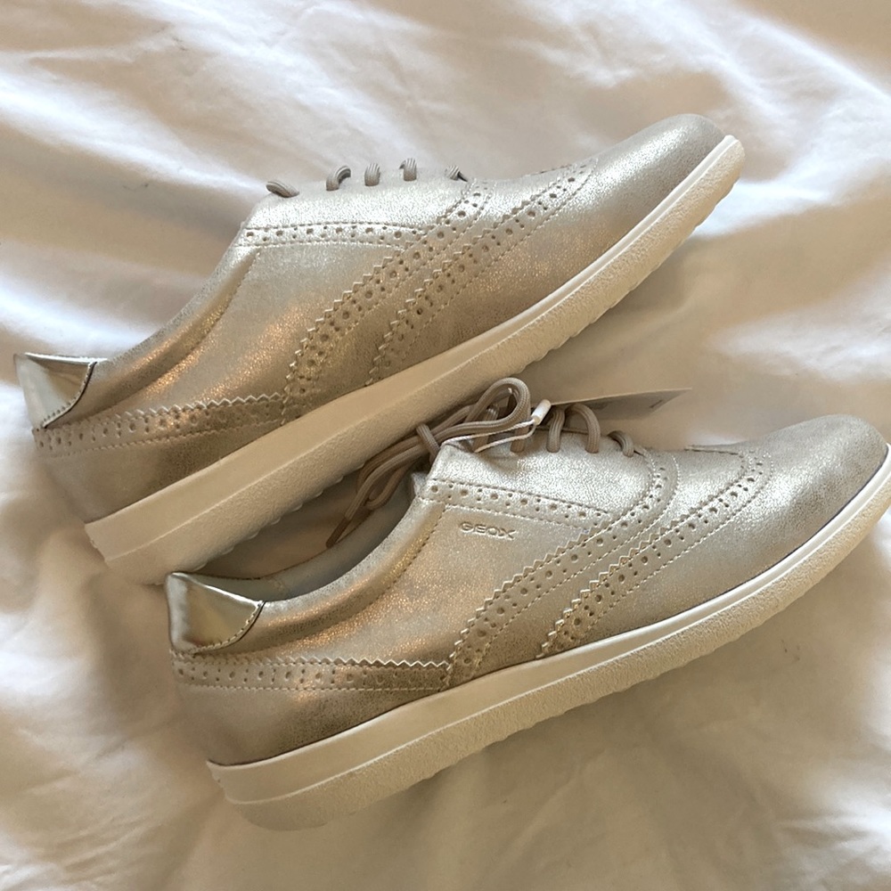 Women’s GEOX silver metallic leather Oxford sz. 9